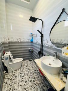 une salle de bain avec un lavabo et des toilettes dans l'établissement Bảo Phúc Bungalow- Đảo Phú Quý, à Cu Lao Thu