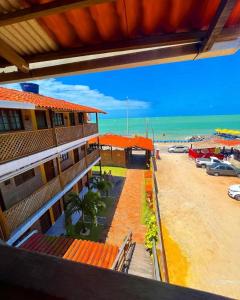 Olinda mar pousada في أوليندا: اطلاله على شاطئ مع فندق ومبنى