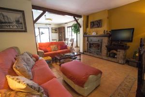 TV a/nebo společenská místnost v ubytování Catalunya Casas Delightful destination in the heart of Costa Brava