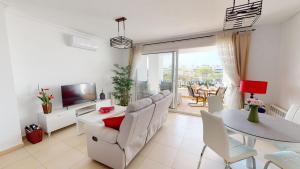 - un salon avec un canapé et une table dans l'établissement Casa Congrio K-Murcia Holiday Rentals Property, à Roldán