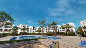 un complexe avec une piscine, des palmiers et des bâtiments dans l'établissement Casa Congrio K-Murcia Holiday Rentals Property, à Roldán