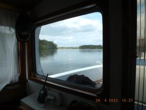 Uitzicht op een rivier vlak bij de boot