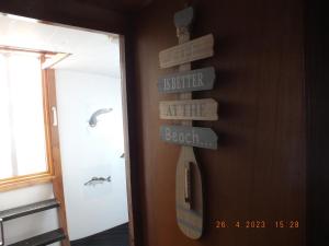 Afbeelding uit fotogalerij van Zouw Hausboat Zakotven -pouze ubytovaní in Roudnice nad Labem