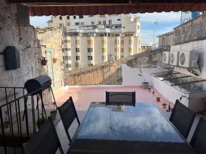 een glazen tafel op het balkon van een gebouw bij Casa Teatre in Inca