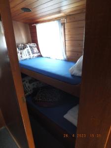 Een bed of bedden in een kamer bij Zouw Hausboat Zakotven -pouze ubytovaní