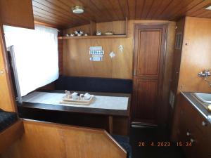 una pequeña cocina con encimera y fregadero en Zouw Hausboat Zakotven -pouze ubytovaní en Roudnice nad Labem