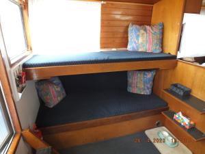 Een bed of bedden in een kamer bij Zouw Hausboat Zakotven -pouze ubytovaní