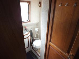 Een badkamer bij Zouw Hausboat Zakotven -pouze ubytovaní