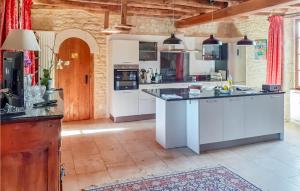 Köök või kööginurk majutusasutuses Amazing Home In Gindou With Wifi, Private Swimming Pool And Outdoor Swimming Pool