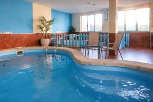 een groot zwembad in een hotelkamer bij Apartamentos Xulia in Raxo