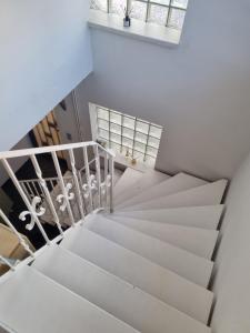 a white staircase in a room with a window at TWO Self-Check-In, 3km freeway, Free-Parking Playstation in Wolfpassing an der Hochleithen +10 photos