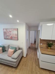 una sala de estar con un sofá y una mesa en Apartment Andy, en Rijeka