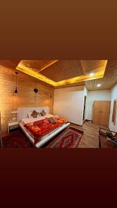 a bedroom with a large bed in a room at WildWoodHome Jibhi in Jibhi