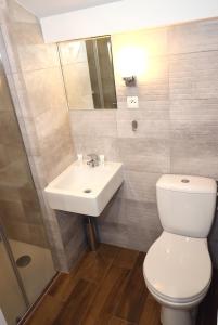 ウストシキ・ドルネにあるApartamenty Listopadoweのバスルーム(トイレ、洗面台付)