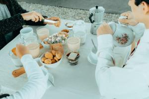a group of people sitting around a table with food at Marzano in Cajamarca