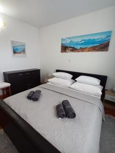 - une chambre avec 2 lits et des serviettes sur le lit dans l'établissement Apartment SUNSET, à Omiš