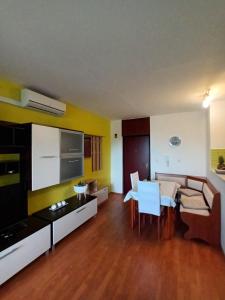 - un salon avec une table et une salle à manger dans l'établissement Apartment SUNSET, à Omiš