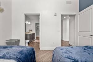 um quarto branco com 2 camas e uma casa de banho em LUX Penthouse Oasis-Heart of SLC em Salt Lake City