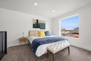 um quarto branco com uma cama e uma janela em LUX Penthouse Oasis-Heart of SLC em Salt Lake City