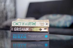 einen Stapel Bücher, die auf einem Tisch liegen in der Unterkunft Dunes resort to relax Wifi in Corralejo