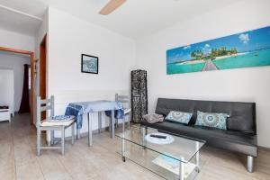 ein Wohnzimmer mit Sofa und Tisch in der Unterkunft Dunes resort to relax Wifi in Corralejo