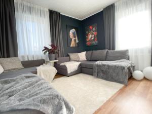 M-Style 01 Apartment mit Terrasse und Gasgrill, 24h Self-Check-In, Free Parking, Netflix في نورنبرغ: غرفة معيشة مع أريكة وطاولة