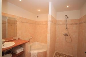 y baño con ducha, bañera y lavamanos. en Casa Sultana en Propriano