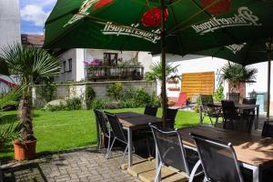 Hotel Rychta Netolice tesisinin dışında bir bahçe