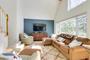 sala de estar con 2 sofás y TV en Breezy Point Vacation Rental Golf Course Views!, en Pequot Lakes