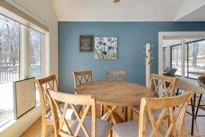 een eetkamer met een houten tafel en stoelen bij Breezy Point Vacation Rental Golf Course Views! in Pequot Lakes