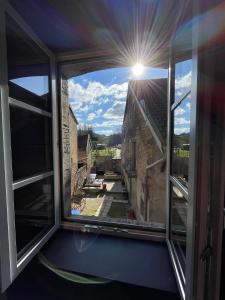 een uitzicht vanuit het raam van een huis bij Appartement au coeur d'Arbois in Arbois