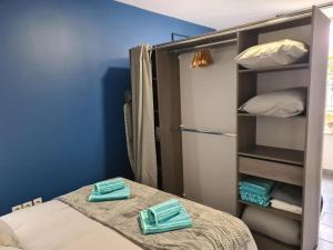 Zimmer mit einem Bett und einem Schrank mit Handtüchern in der Unterkunft LV Patton in Chartres