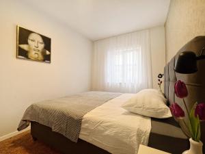 una camera con letto e finestra di Apartments Valerian a Novigrad Istria