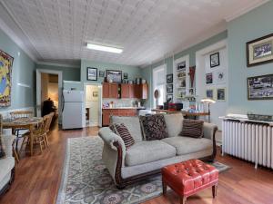 ShamokinにあるShamokin Bed and Breakfastのソファとキッチンのあるリビングルーム