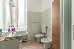 un bagno con lavandino e WC di 099 A due passi dal mare a Levanto