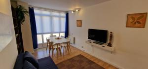 TV a/nebo společenská místnost v ubytování Gijón Centro-Playa para 3-5pax