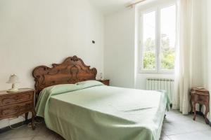 una camera da letto bianca con un letto e una finestra di 099 A due passi dal mare a Levanto