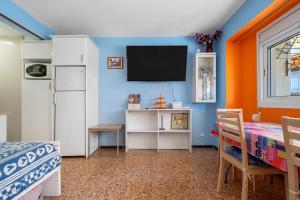 Schlafzimmer mit blauen Wänden, einem Bett und einem Kühlschrank in der Unterkunft Nexo in Salou