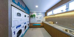 a laundry room with a washing machine on the wall at Studio 27m2 Wifi Liberdade Proximo Metro Restaurante Hospital in São Paulo