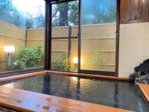 Bazén v ubytování Hanamizuki Onsen Resort nebo v jeho okolí