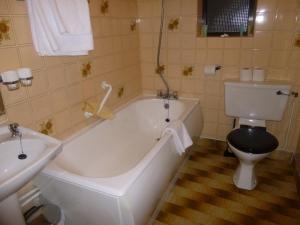Koupelna v ubytování Achill Sound Hotel - Ostan Ghob A'Choire + 37 fotografií