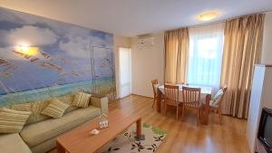 サニービーチにあるAquaria Holiday Apartmentsのリビングルーム(ソファ、テーブル付)