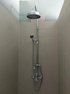 eine Dusche mit Duschkopf im Bad in der Unterkunft Der Reinerhof 