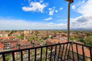 uma vista para a cidade a partir de uma varanda em Appartamento Dante em Novi Ligure