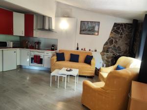Sala de estar con 2 sofás y mesa en Casita de invitados cerca de Madrid, en Moralzarzal