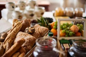 stół z tacą chleba, owoców i warzyw w obiekcie Hotel Villa Schubert w mieście Opatija +37 zdjęć