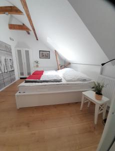 - une chambre mansardée avec un grand lit dans l'établissement Ferienhaus Weitblick, à Börgerende-Rethwisch