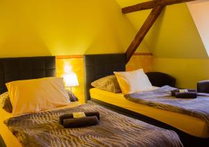 Hotel Rychta Netolice tesisinde bir odada yatak veya yataklar