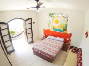 - une chambre avec un lit et une porte ouverte dans l'établissement 4 Estações - Arraial, à Arraial do Cabo