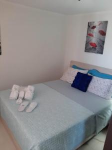 Un dormitorio con una cama con zapatillas. en GOLDEN MOON en Aiándion